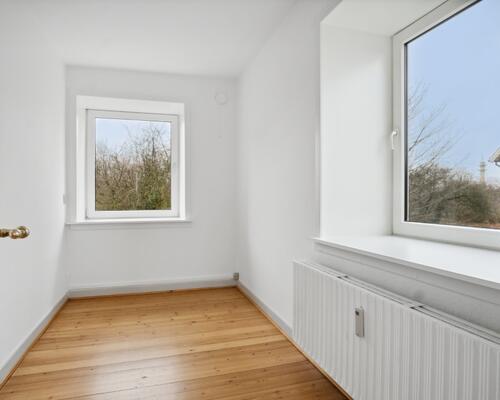 Lys 4-værelses på 83 m2 med plankegulve og separat køkken – tæt på bus, indkøb og idræt