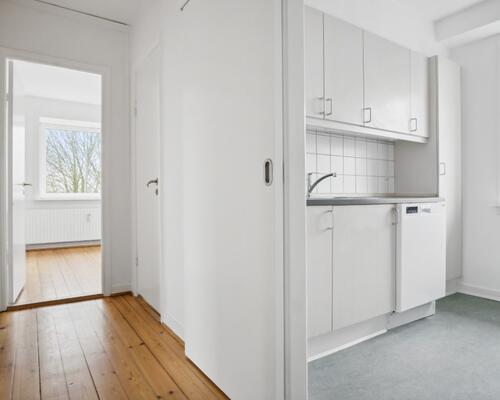 Lys 4-værelses på 83 m2 med plankegulve og separat køkken – tæt på bus, indkøb og idræt