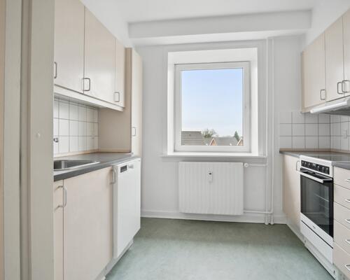 Lys 4-værelses på 83 m2 med plankegulve og separat køkken – tæt på bus, indkøb og idræt