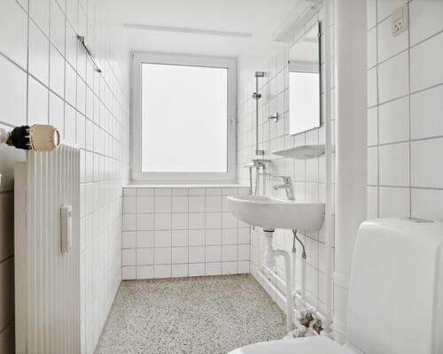 Lys 4-værelses på 83 m2 med plankegulve og separat køkken – tæt på bus, indkøb og idræt