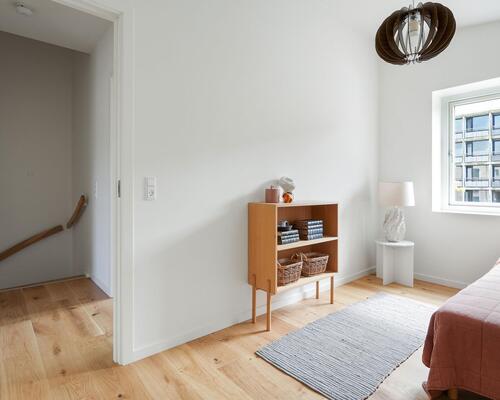 Nyd livet i et rummeligt rækkehus i flere plan