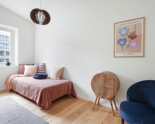 Nyd livet i et rummeligt rækkehus i flere plan