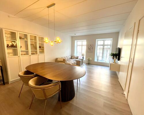 Utrolig lækker 3-værelses lejlighed LIGE ved gågaden