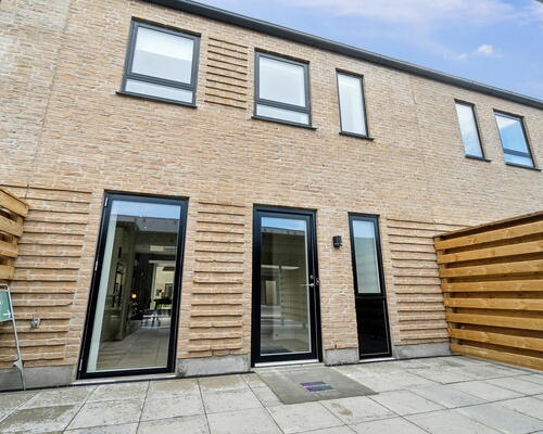 Lyst 4-værelses rækkehus på 115 m2 med to terrasser og dobbelt carport – tæt på Aalborg Universitet