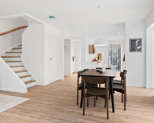 Lyst 4-værelses rækkehus med to badeværelser, carport og to terrasser