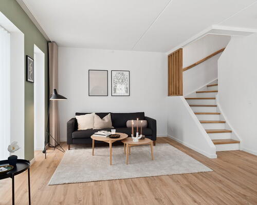 Lyst 4-værelses rækkehus med to badeværelser, carport og to terrasser