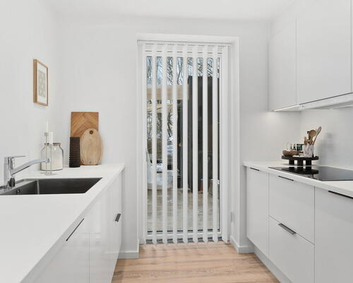 Lyst 4-værelses rækkehus med to badeværelser, carport og to terrasser