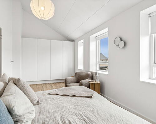 Nyt og lyst 4-værelses rækkehus i nordisk stil med to terrasser