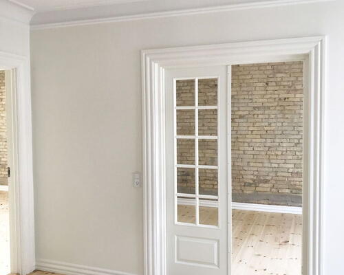 Renoveret 3-værelses med Svane-køkken, gulvvarme og blotlagte murstensvægge – 74 m2 tæt på byliv