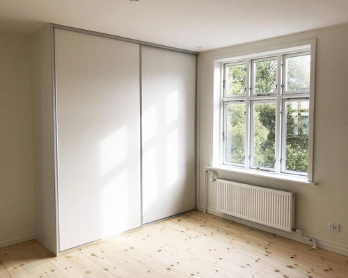 Renoveret 3-værelses med Svane-køkken, gulvvarme og blotlagte murstensvægge – 74 m2 tæt på byliv