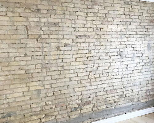 Renoveret 3-værelses med Svane-køkken, gulvvarme og blotlagte murstensvægge – 74 m2 tæt på byliv