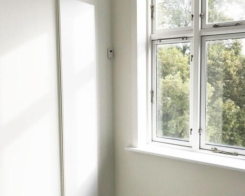 Renoveret 3-værelses med Svane-køkken, gulvvarme og blotlagte murstensvægge – 74 m2 tæt på byliv