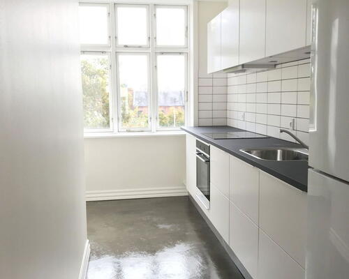Renoveret 3-værelses med Svane-køkken, gulvvarme og blotlagte murstensvægge – 74 m2 tæt på byliv
