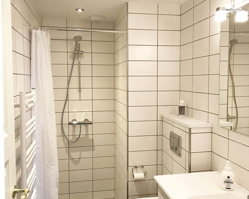 Renoveret 3-værelses med Svane-køkken, gulvvarme og blotlagte murstensvægge – 74 m2 tæt på byliv