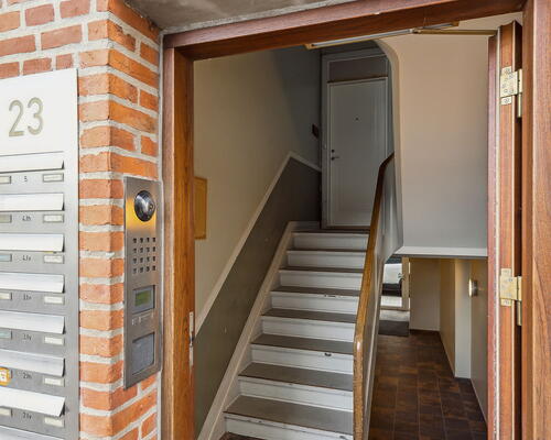 Central 2-værelses på 78 m2 med stor sydvendt altan, fjordkig og elevator