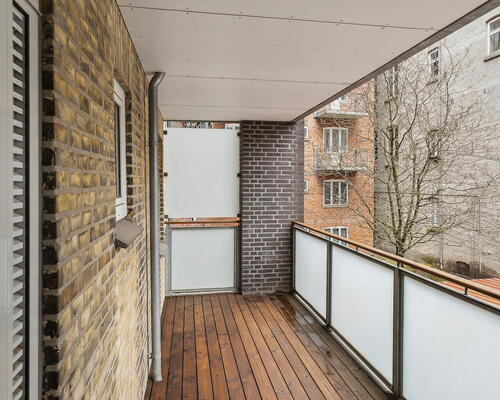 Central 2-værelses på 78 m2 med stor sydvendt altan, fjordkig og elevator