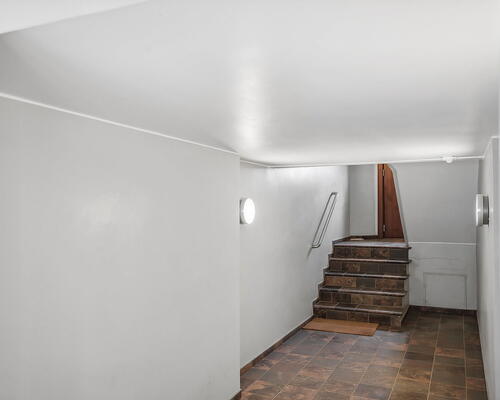 Central 2-værelses på 78 m2 med stor sydvendt altan, fjordkig og elevator