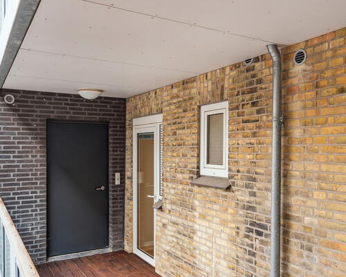 Central 2-værelses på 78 m2 med stor sydvendt altan, fjordkig og elevator