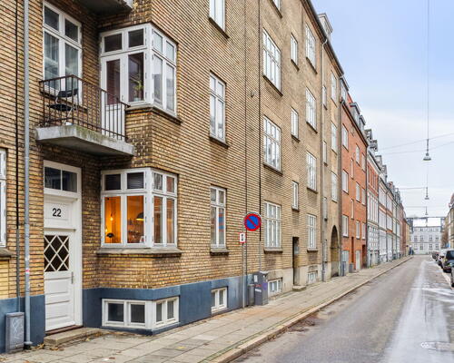 Lys 2-værelses i Vestbyen med altan, Biga-køkken og gulvvarme i bad – 10 min. fra gågaden