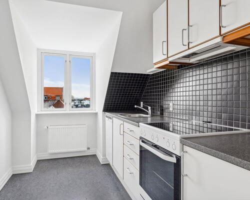 Lys 2-værelses i Vestbyen med altan, Biga-køkken og gulvvarme i bad – 10 min. fra gågaden