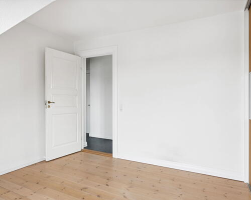 Lys 2-værelses i Vestbyen med altan, Biga-køkken og gulvvarme i bad – 10 min. fra gågaden