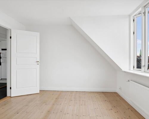 Lys 2-værelses i Vestbyen med altan, Biga-køkken og gulvvarme i bad – 10 min. fra gågaden