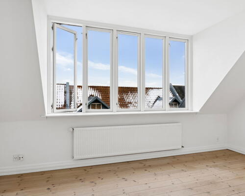 Lys 2-værelses i Vestbyen med altan, Biga-køkken og gulvvarme i bad – 10 min. fra gågaden