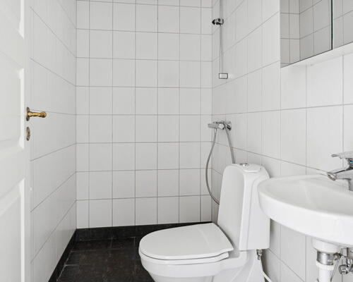 Lys 2-værelses i Vestbyen med altan, Biga-køkken og gulvvarme i bad – 10 min. fra gågaden