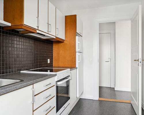 Lys 2-værelses i Vestbyen med altan, Biga-køkken og gulvvarme i bad – 10 min. fra gågaden