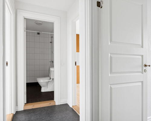 Lys 2-værelses i Vestbyen med altan, Biga-køkken og gulvvarme i bad – 10 min. fra gågaden