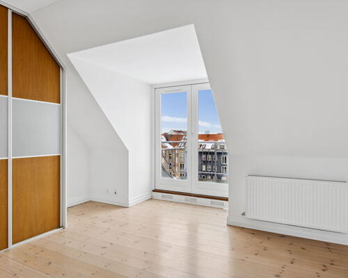 Lys 2-værelses i Vestbyen med altan, Biga-køkken og gulvvarme i bad – 10 min. fra gågaden