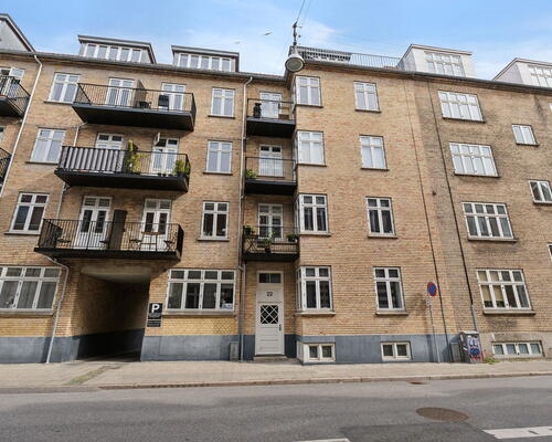 Lys 2-værelses i Vestbyen med altan, Biga-køkken og gulvvarme i bad – 10 min. fra gågaden