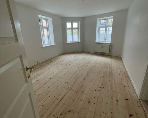 Stor og delevenlig 4-værelses på 138 m2 med køkken-alrum, bryggers og gårdadgang.