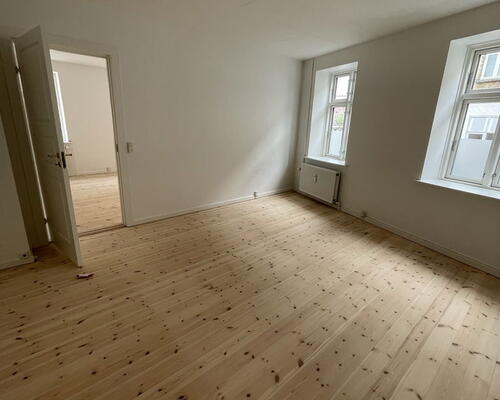 Stor og delevenlig 4-værelses på 138 m2 med køkken-alrum, bryggers og gårdadgang.