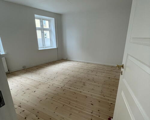 Stor og delevenlig 4-værelses på 138 m2 med køkken-alrum, bryggers og gårdadgang.