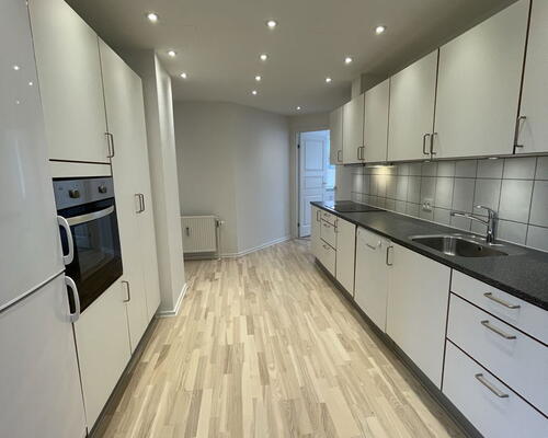 Stor og delevenlig 4-værelses på 138 m2 med køkken-alrum, bryggers og gårdadgang.