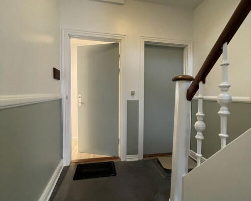 Stor og delevenlig 4-værelses på 138 m2 med køkken-alrum, bryggers og gårdadgang.