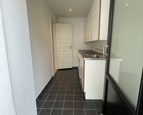 Stor og delevenlig 4-værelses på 138 m2 med køkken-alrum, bryggers og gårdadgang.