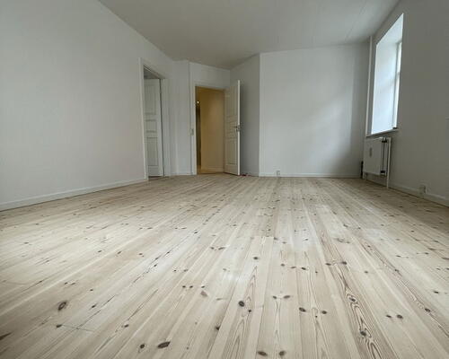 Stor og delevenlig 4-værelses på 138 m2 med køkken-alrum, bryggers og gårdadgang.