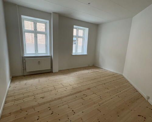 Stor og delevenlig 4-værelses på 138 m2 med køkken-alrum, bryggers og gårdadgang.