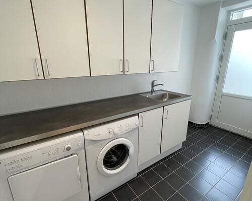 Stor og delevenlig 4-værelses på 138 m2 med køkken-alrum, bryggers og gårdadgang.