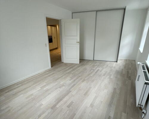 Stor og delevenlig 4-værelses på 138 m2 med køkken-alrum, bryggers og gårdadgang.