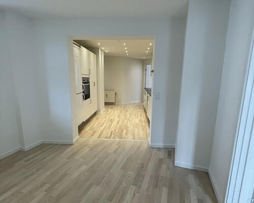 Stor og delevenlig 4-værelses på 138 m2 med køkken-alrum, bryggers og gårdadgang.