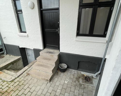 Stor og delevenlig 4-værelses på 138 m2 med køkken-alrum, bryggers og gårdadgang.