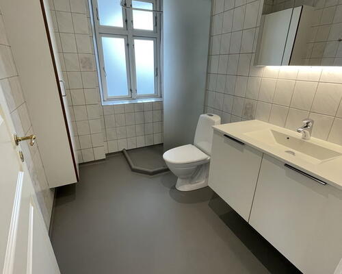 Stor og delevenlig 4-værelses på 138 m2 med køkken-alrum, bryggers og gårdadgang.