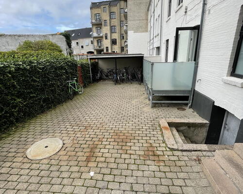 Stor og delevenlig 4-værelses på 138 m2 med køkken-alrum, bryggers og gårdadgang.