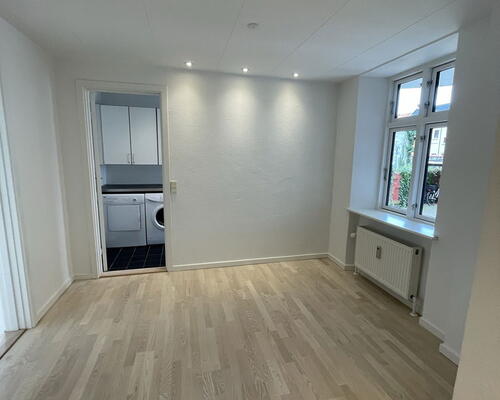 Stor og delevenlig 4-værelses på 138 m2 med køkken-alrum, bryggers og gårdadgang.