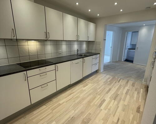 Stor og delevenlig 4-værelses på 138 m2 med køkken-alrum, bryggers og gårdadgang.