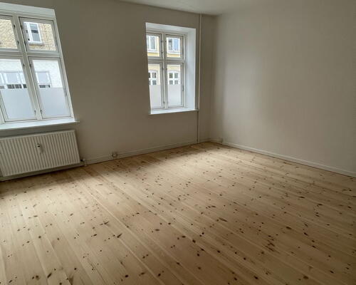 Stor og delevenlig 4-værelses på 138 m2 med køkken-alrum, bryggers og gårdadgang.