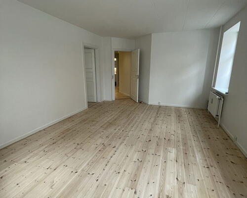 Stor og delevenlig 4-værelses på 138 m2 med køkken-alrum, bryggers og gårdadgang.